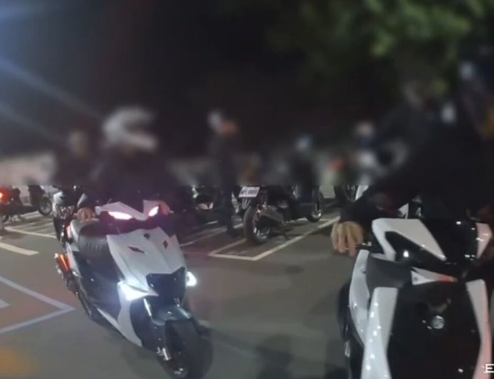 網紅環島發貼紙　50改裝車友深夜聚柴山　警來了...超糗牽車下山