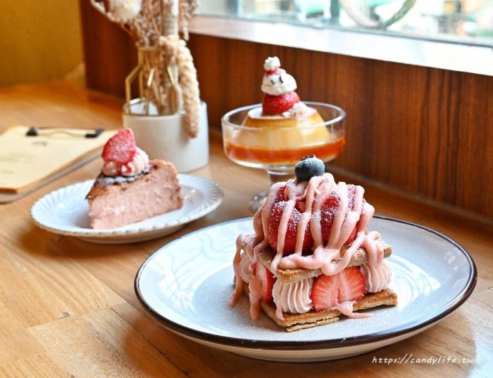 半夜還能吃到草莓千層酥、巴斯克！台中西區木質調深夜甜點店
