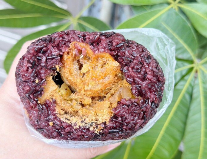 龍潭早市限定「巨無霸紫米飯糰」！60元加大版塞滿配料不手軟