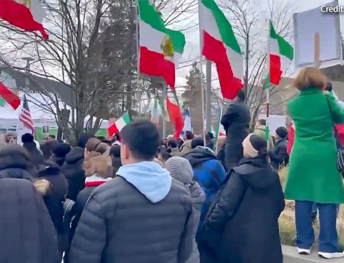 Washington anti-ICE agitators clash with crowd calling for Iran regime change