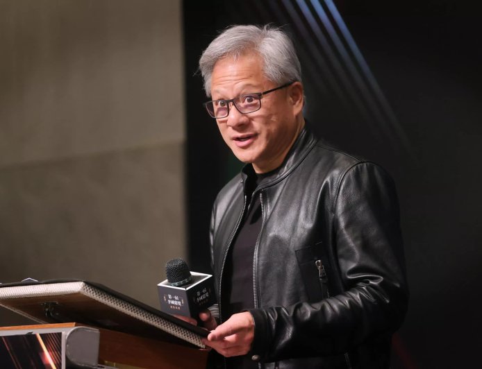 黄仁勋：围绕人工智能的“末日论”正在伤害社会