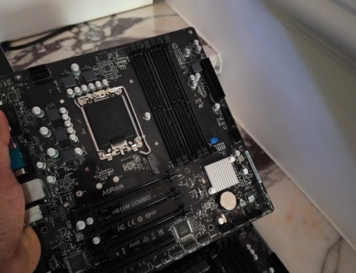 华擎妖板H610 Combo实物曝光：2槽DDR4+4槽DDR5合体