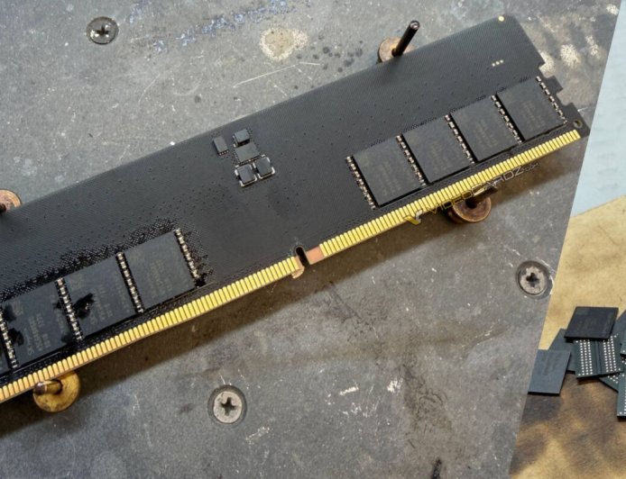 俄罗斯大神省钱绝技：用笔记本拆机芯片自制32GB DDR5台式机内存 只花了1/3的钱