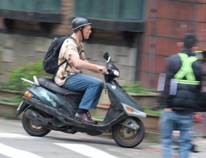 超大咖！《阿凡達》男星0偽裝現身台北街頭 戴西瓜皮安全帽騎車全被拍