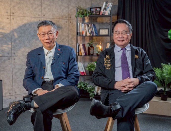 柯文哲同框蔡正元秀電子腳鐐：我們都是「朝廷欽差要犯」