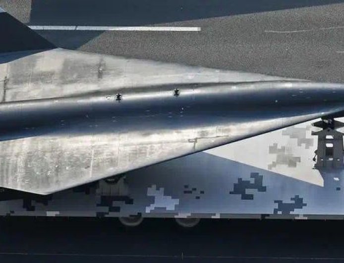 如何击沉美国航母？央视高调披露，先让无侦-8“锁定抓拍”