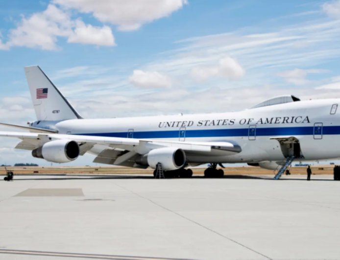 美军“末日飞机”罕见现身洛杉矶机场