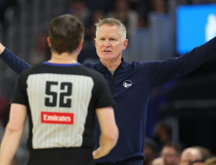 Warriors head coach Steve Kerr ejected after heated exchange over no-call