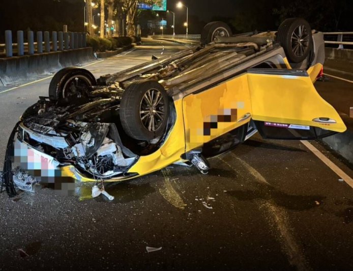 台74甲線小黃閃野貓翻覆！4輪朝天畫面曝　運將乘客負傷爬出