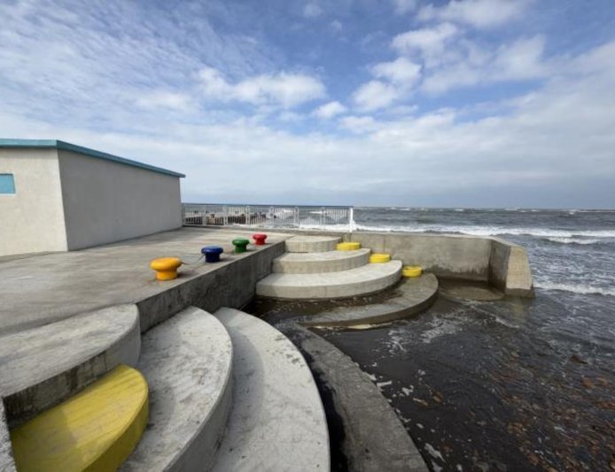 竹縣鳳坑沙灣遊憩設施再提升　淋浴區、紅豆餅親水階梯完工啟用