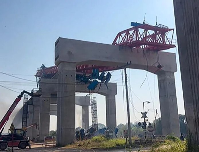 泰国在建项目起重机倒下压到火车 至少22人死亡