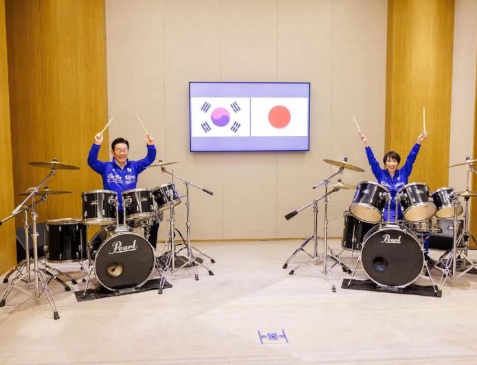 韩日领导人会谈后即兴同台打鼓