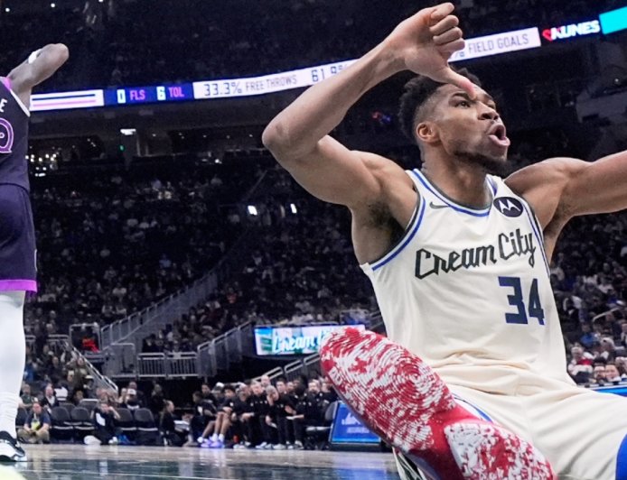 Antetokounmpo responds with boos of his own after home crowd jeers Bucks