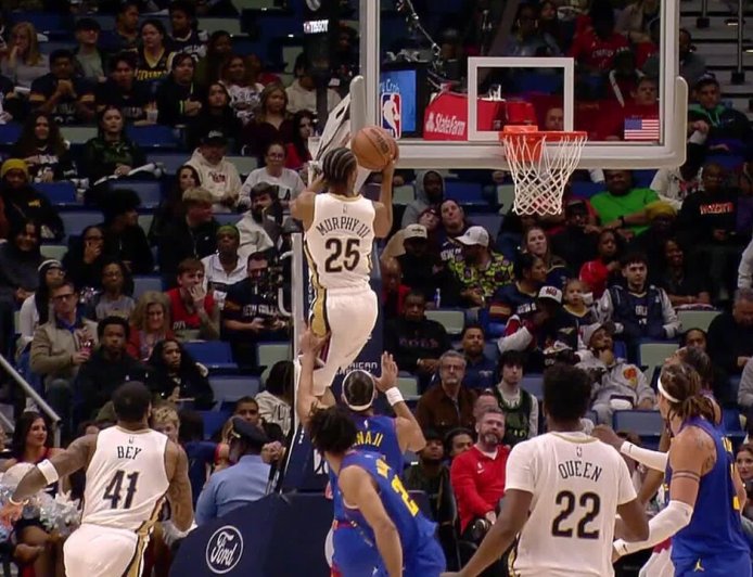 Pelicans’ Queen lobs it to Murphy for ridiculous 360 alley-oop layup