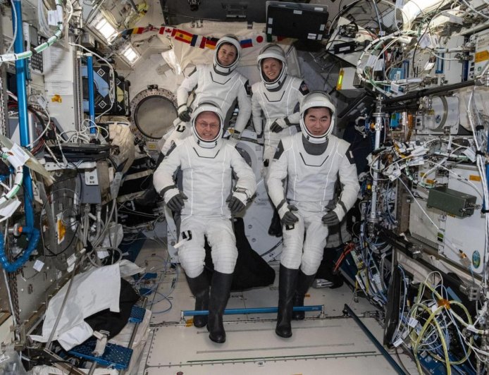 NASA sends 4 astronauts back to Earth in first medical evacuation