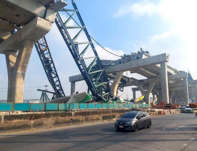 曼谷郊区起重机倒塌致两死