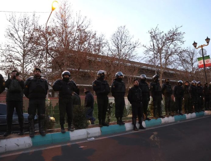 特朗普：对伊朗局势“拭目以待”