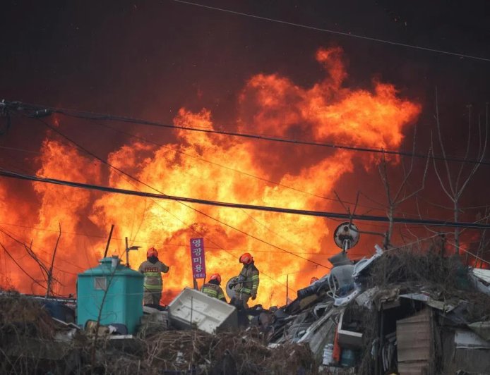 首尔江南贫困区大火 首尔出动近300消防员扑救