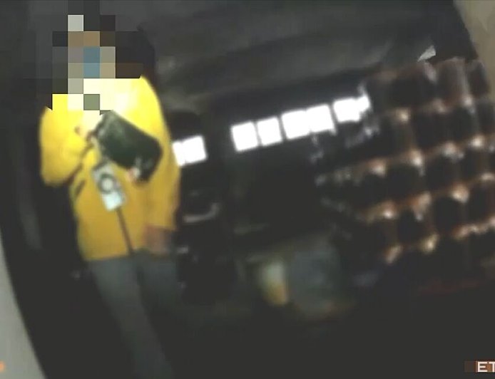 未禮讓行人遇盤查棄車逃！男躲民宅被逮　身揹3條通緝、藏毒煙彈