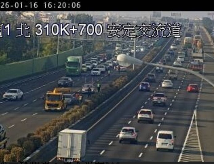 快訊／國1南下310.3k「4車連環追撞」！占內側車道　車流回堵5km