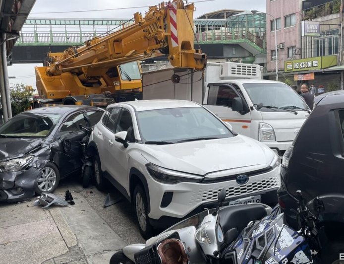 快訊／吊車台6線暴衝「連撞11車」恐怖畫面曝　外送員慘捲車底