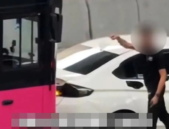 疑占新山关卡巴士通道遭鸣笛 男子下车辱骂司机