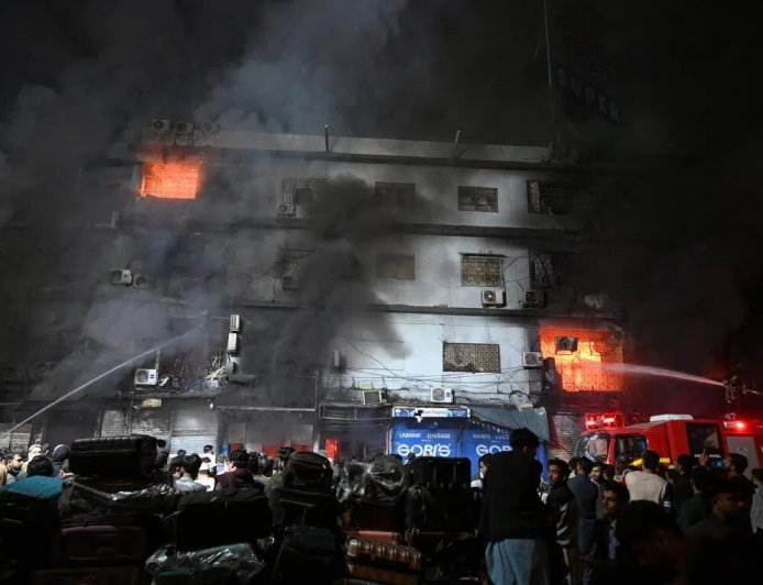 巴基斯坦购物中心发生火灾 至少6死20多人伤