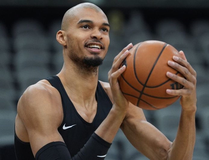 Wembanyama returns after limping off court early vs. Bucks