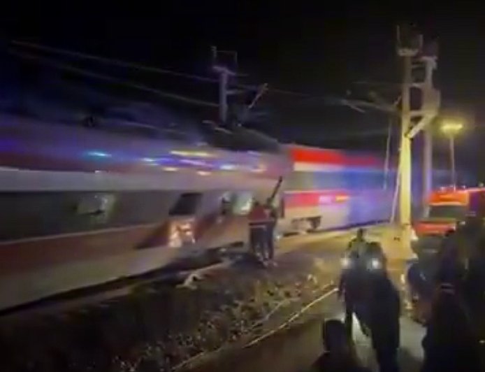 西班牙两列高铁突发出轨 已致21死超百人受伤