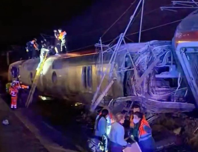 西班牙两列高铁脱轨 至少21人死100人伤