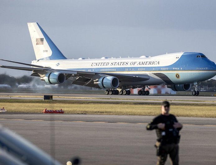 空军一号因电路故障返航 导致特朗普的达沃斯之行延迟