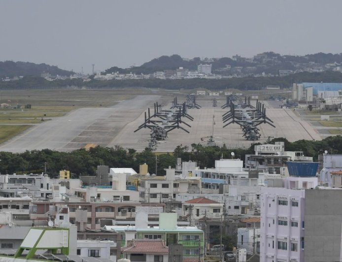 驻日美军在冲绳闹市街头持枪巡逻引争议