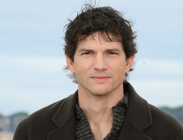 Ashton Kutcher sets record straight on rumors he and wife Mila Kunis don't shower