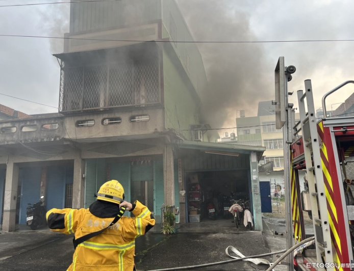 快訊／高雄大寮透天厝火警　屋主受困2樓獲救送醫
