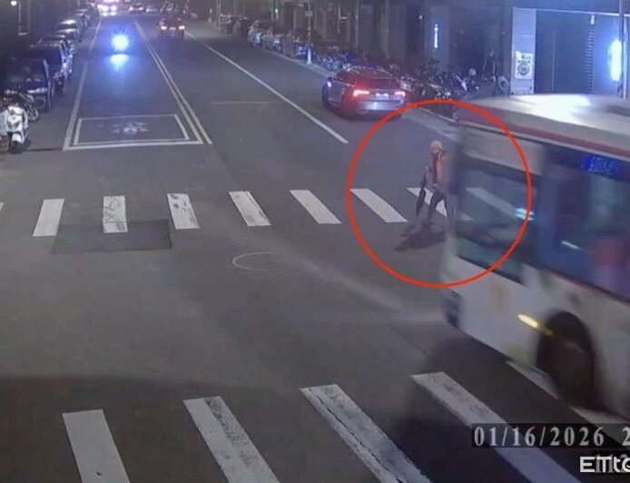 新店婦遭公車撞飛一度命危！司機「完全沒看到」　驚悚瞬間曝