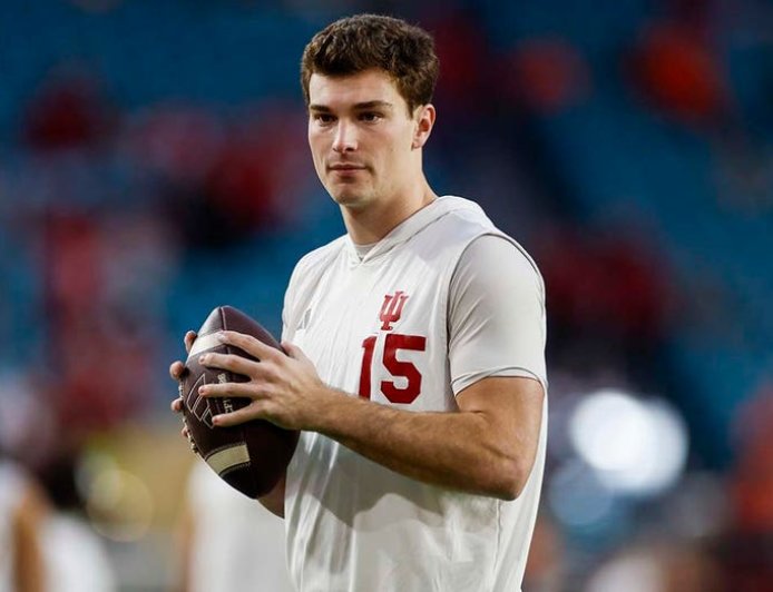 Indiana football star Fernando Mendoza explains why dating took back seat during CFP title run