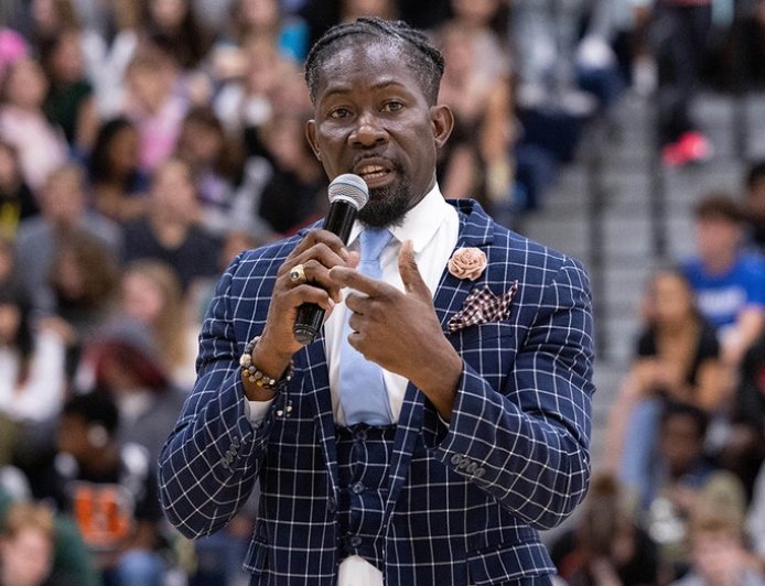 Former Des Moines schools chief pleads guilty to falsely claiming US citizenship and gun charge