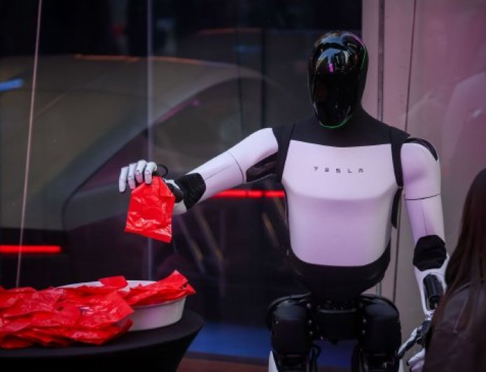 马斯克：计划明年面向公众销售Optimus机器人