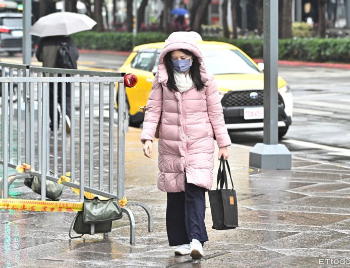 明天回溫「東半部雨勢明顯」　下周一最暖高溫26度