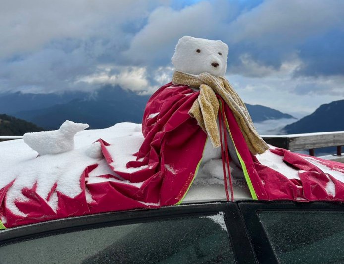冷氣團發威！合歡山降冰霰銀白世界美翻　民眾堆「紅披風雪熊」