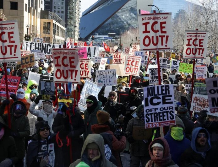 美国明尼苏达州抗议针对非法移民的暴力执法