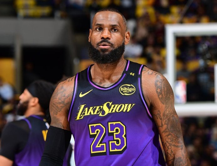 Lakers' LeBron James shrugs off reported tension with Jeanie Buss: 'It don't bother me'
