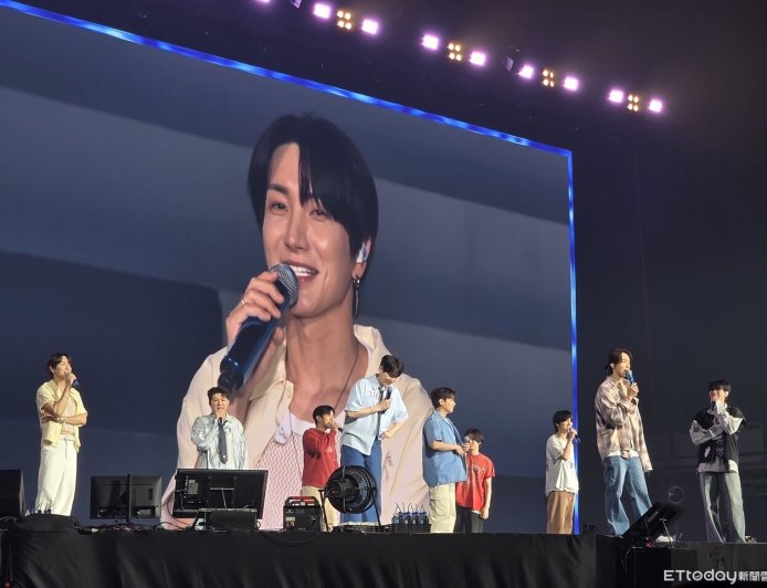 直擊／3種手幅看不夠！SJ以為應援沒了　2樓排出超猛「燈光應援」美炸