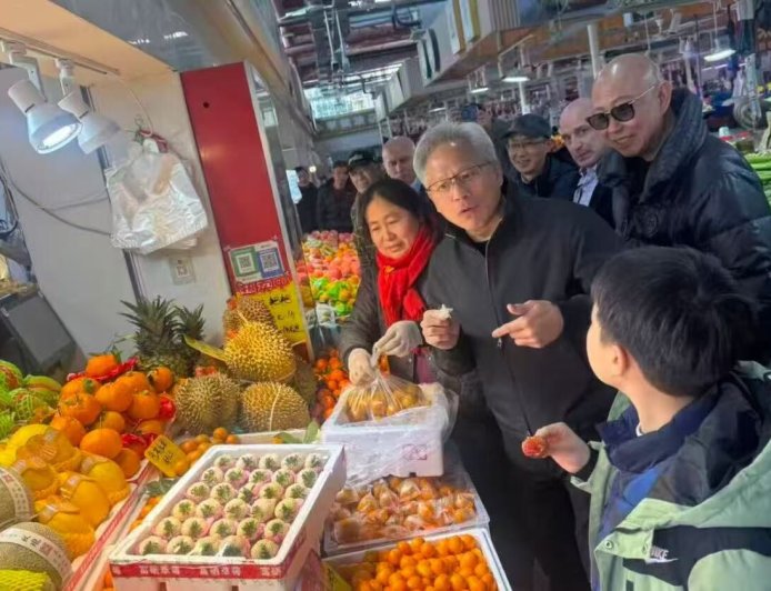 超親民！黃仁勳逛上海陸家嘴菜市場　晚間參加輝達年會