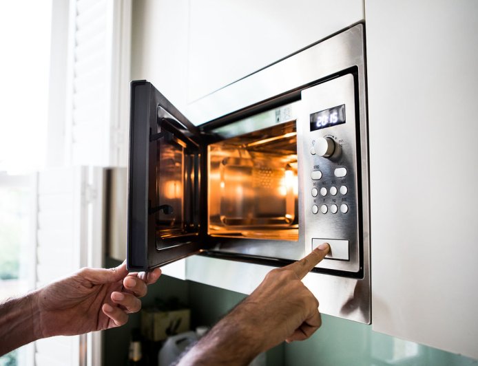 「微波爐加熱致癌？」專家曝驚人真相：3種用法才真的要命！