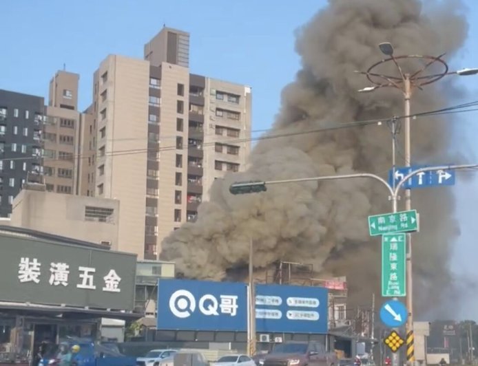 快訊／高雄鐵皮屋大火！超濃黑煙狂竄天際　消防急衝現場搶救