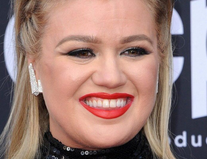 Kelly Clarkson Said To Be ‘One Foot Out The Door’ As Talk Show Exit Rumors Heat Up