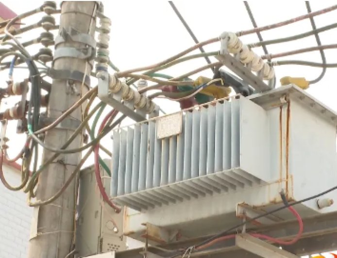 无人机吊猪挂电线 致村庄停电十小时