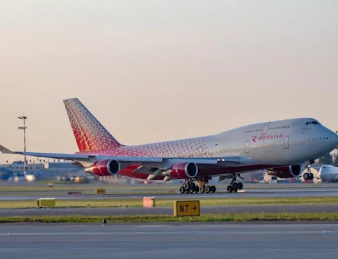 一波音747-400客机起飞时引擎故障 推力失衡致飞机冲出跑道