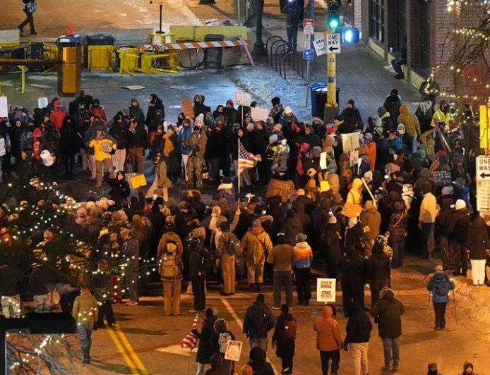 又一民众遭执法人员枪杀 明尼苏达州硬刚美政府